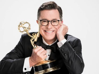 Stephen Colbert con un premio Emmy.