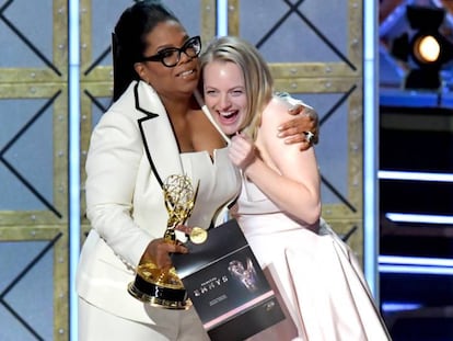 Oprah Winfrey entrega el Emmy a la mejor actriz a Elisabeth Moss por 'The handmaid's tale'.