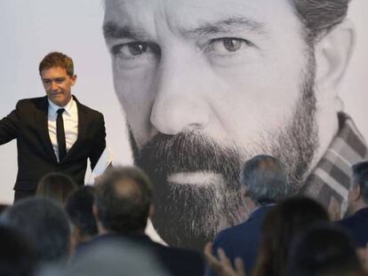 Antonio Banderas, con el diploma que acredita su Premio Nacional en la mano.