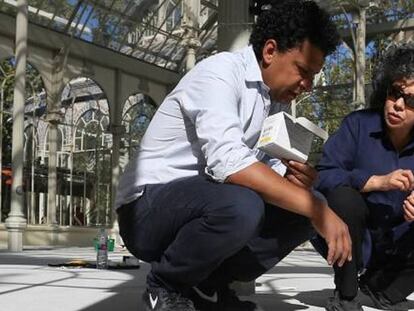 Doris Salcedo supervisa el montaje de su instalación en el Palacio de Cristal.