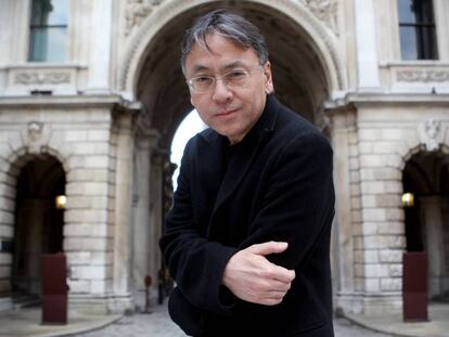 El escritor Kazuo Ishiguro posa en el patio del "Royal Academy of Arts" en Picadilly, Londres, Reino Unido. En vídeo, perfil de Ishiguro.