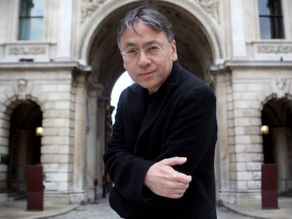 El escritor Kazuo Ishiguro posa en el patio del "Royal Academy of Arts" en Picadilly, Londres, Reino Unido. En vídeo, perfil de Ishiguro.