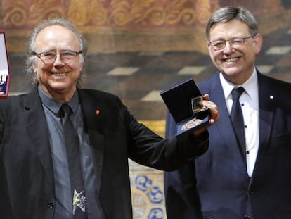 Acto de entrega de la medalla de las Altas Distinciones de la Generalitat Valenciana a Joan Manuel Serrat por el president Ximo Puig. MONICA TORRE