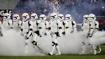 Soldados imperiales saltan al campo durante el medio tiempo del partido entre los Chicago Bears y los Minnesota Vikings. En vídeo, el tráiler de la película 'Star Wars The Last Jedi'.
