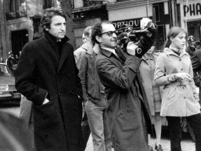 Jean-Luc Godard, filmando junto a Anne Wiazemsky a estudiantes en una manifestación en París el 7 de mayo de 1968. En vídeo, trailer de 'Mal Genio'.