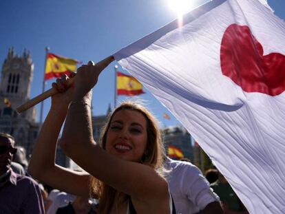 FOTO: Una mujer sostiene una bandera con un corazón en la concentración en Madrid a favor del diálogo con Cataluña, el pasado 7 de octubre. / VÍDEO: Manifestaciones de blanco en varias ciudades de España, el sábado pasado.