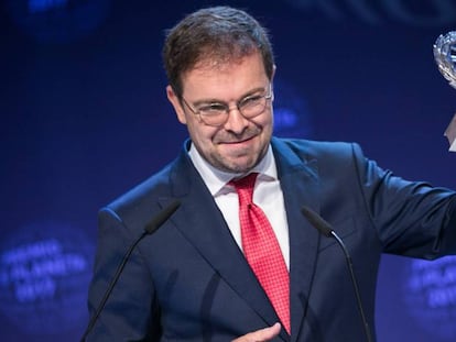 Javier Sierra, con el Premio Planeta en la mano.