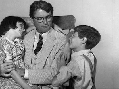 FOTO: Los actores Mary Badham, Gregory Peck y Phillip Alford en un fotograma de la película 'Matar a un ruiseñor' (1962). / VÍDEO: Fragmento de la película.