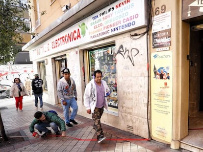 Ilan Kav, del colectivo Mamaza, pega una línea roja el pasado viernes en la calle de Marcelo Usera de Madrid.