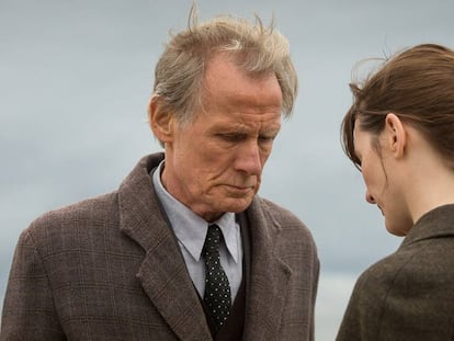 Bill Nighy y Emily Mortimer, en 'La librería'.