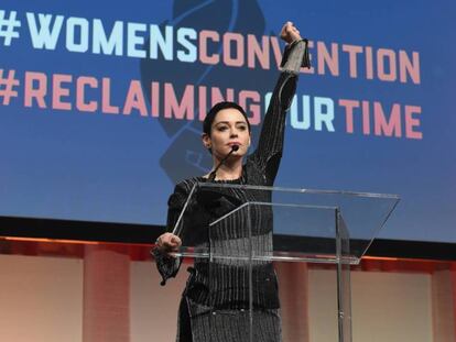 Rose McGowan habla el viernes en el escenario de la Convención de Mujeres en Detroit.