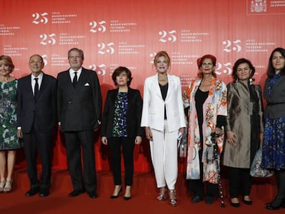 Desde la izquierda, César Antonio Molina, Esperanza Aguirre, Javier Solana, Íñigo Méndez de Vigo, Soraya Sáenz de Santamaría, Carmen Thyssen, Carmen Alborch, Carmen Calvo, Ángeles González-Sinde, ayer en el Thyssen.