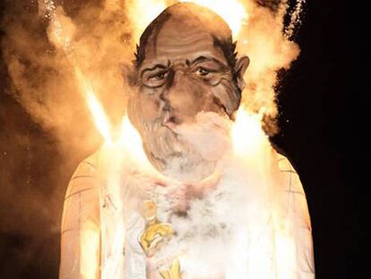 La estatua de Weinstein, durante su quema en Edenbridge el sábado por la noche.