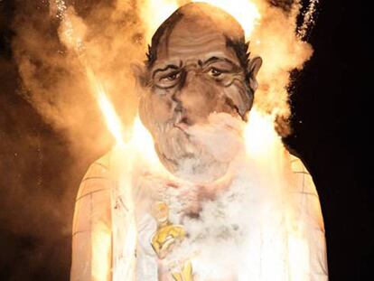 La estatua de Weinstein, durante su quema en Edenbridge el sábado por la noche.