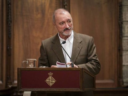 Arturo Pérez-Reverte en el acto de entrega del Premio Barcino de Novela Histórica en el Ayuntamiento de Barcelona.
