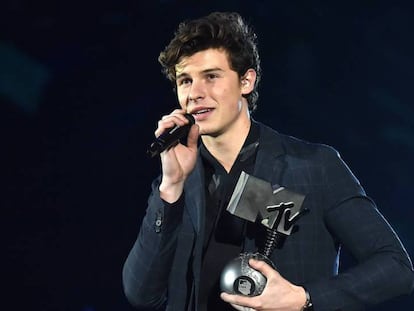 Shawn Mendes con unos de sus premios.