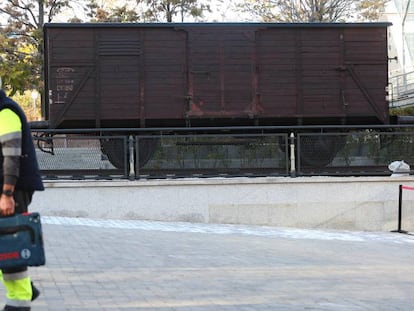 Montaje de la exposición de Auschwitz, este martes en Madrid.