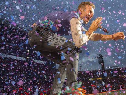 En el vídeo, Coldplay interpreta el tema de Soda Stereo 'De música ligera'