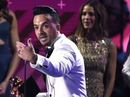 Luis Fonsi recoge el premio a la grabación del año por Despacito, el jueves en Las Vegas.