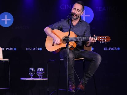 Jorge Drexler canta en el encuentro con suscriptores de EL PAÍS, este martes en Madrid.