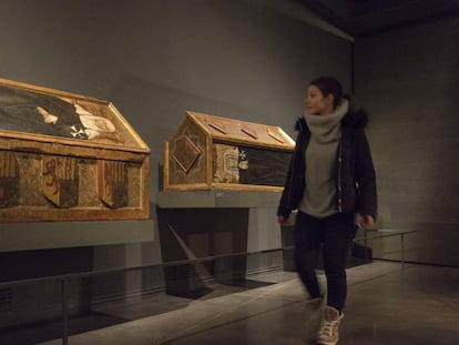 Una visitante observa dos de las obras reclamadas por Aragón en el Museo de Lleida. En vídeo, declaraciones del ministro de Cultura, Méndez de Vigo, el pasado martes.