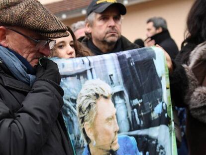 André, uno de los fans que acudió a la casa de Johnny Hallyday a rendir homenaje al rockero fallecido.