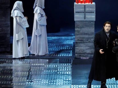 Los cantantes Andrea Carè (d) y Plácido Domingo durante el pase gráfico del ensayo general de la ópera "Don Carlo", de Verdi, que se estrena el sábado en el Palau de les Arts Reina Sofía de València.