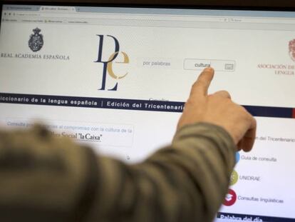 Un usuario busca en la página web de la RAE.