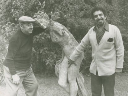 Gabriel García Márquez y Pablo Neruda en Normandía, Francia. De 'Amigos (álbum rojo), 1950s-1990s', fotógrafo desconocido.