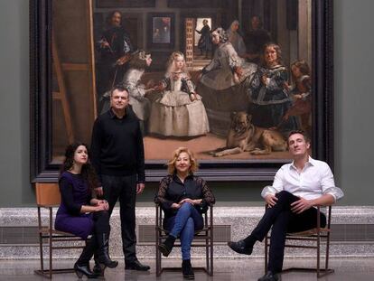 De izquierda a derecha, Mireia Aixalá, Ernesto Caballero, Carmen Machi y Francisco Reyes, posan ante 'Las meninas', de Velázquez, en el Museo del Prado.