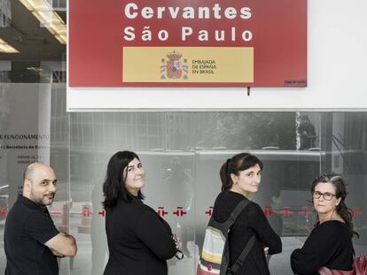 Los profesores del Cervantes ante el centro de São Paulo, Brasil.