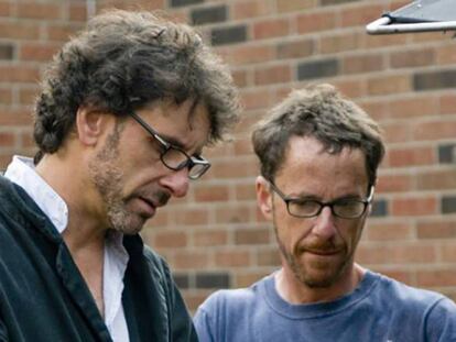 Joel (izquierda) y Ethan Coen, en el rodaje de 'A propósito de Llewyn Davis'. En vídeo, el tráiler de la película.