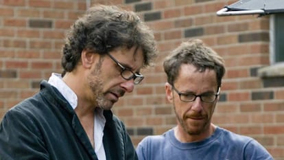 Joel (izquierda) y Ethan Coen, en el rodaje de 'A propósito de Llewyn Davis'. En vídeo, el tráiler de la película.