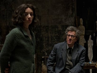Sylvie Testud y Geoffrey Rush, como Giacometti en 'Final Portrait'. En vídeo, tráiler de 'Final Portrait'.