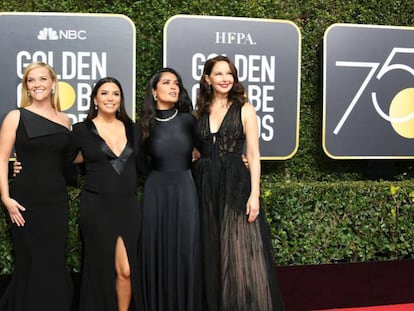 Desde la izquierda, Reese Witherspoon, Eva Longoria, Salma Hayek y Ashley Judd, en la entrada a los Globos de Oro.