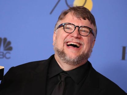 Guillermo del Toro con el premio al mejor director en los Globos de Oro el pasado 7 de enero. En vídeo, tráiler de la película.