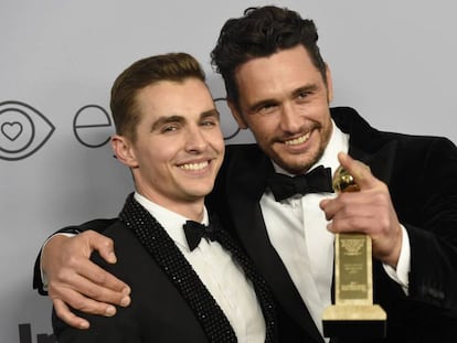 James Franco (derecha) con su hermano Dave, posa con su Globo de Oro el pasado domingo.