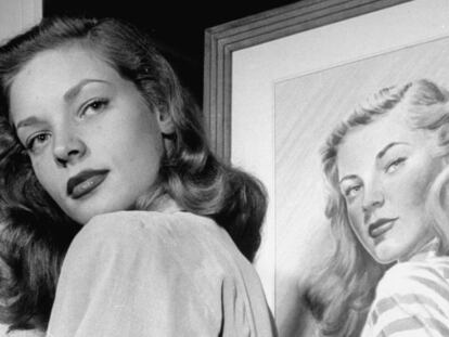 Lauren Bacall posa junto a su retrato en el Hotel Gotham Hotel.