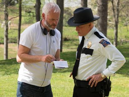 Martin McDonagh (izquierda), junto con Woody Harrelson, durante el rodaje de 'Tres anuncios en las afueras'. En vídeo, el tráiler de la película.