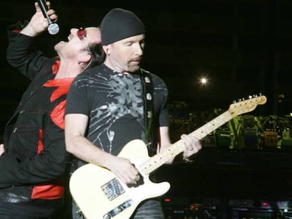 Bono y The Edge durante el concierto que dieron en el Vicente Calderón en agosto de 2005.