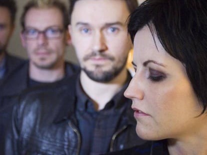 La banda irlandesa The Cranberries con su cantante Dolores O'Riordan en primer plano, en París en 2012.