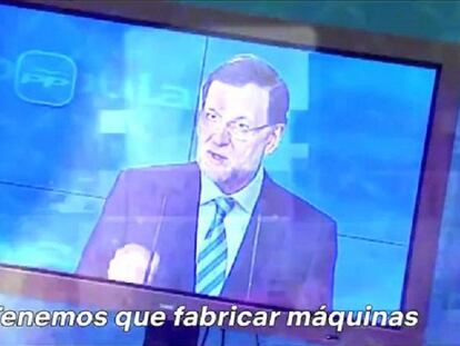 Fotograma del tráiler de 'Netflix' con la emisión de un mensaje de Mariano Rajoy a través de una pantalla en la sede del PP.