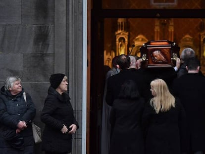 Eilee O'Riordan (centro) entra en la iglesia de Limerick que acoge la capilla ardiente de su hija, Dolores.