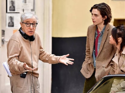 Woody Allen charla con Timothée Chalamet y Selena Gomez en septiembre pasado, en el rodaje de 'A Rainy Day in New York'. En vídeo, declaraciones de Dylan Farrow, hija adoptiva de Woody Allen.