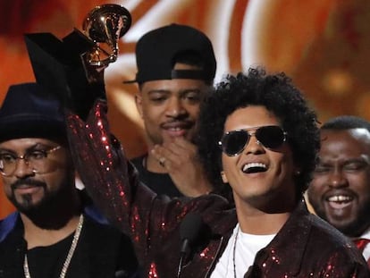 Bruno Mars, con el premio Grammy al disco del año.
