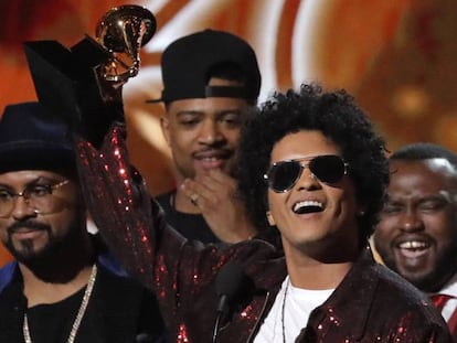 Bruno Mars, con el premio Grammy al disco del año.