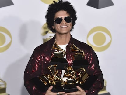 Bruno Mars posa con sus seis Grammy.