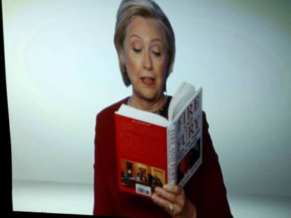 Hillary Clinton lee un fragamento de 'Fuego y furia' en imágenes proyectadas este domingo en la ceremonia de los Grammy.