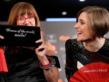 Isabel Coixet y Carla Simón, a su llegada a la gala de los Goya.