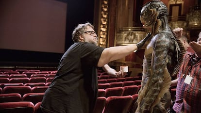 Guillermo del Toro, en el rodaje de 'La forma del agua', junto con el actor Doug Jones, en la piel del monstruo protagonista.